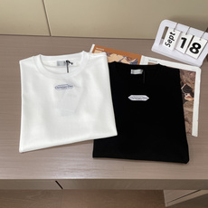 这款 T 恤是二零二五冬季男装系列新品,饰以灵感源自 Dior 高订精神的 Christian Dior 这款 T 恤是二零二五冬季男装系列新品,饰以灵感源自 Dior 高订精神的 Christian Dior