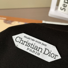 这款 T 恤是二零二五冬季男装系列新品,饰以灵感源自 Dior 高订精神的 Christian Dior 这款 T 恤是二零二五冬季男装系列新品,饰以灵感源自 Dior 高订精神的 Christian Dior