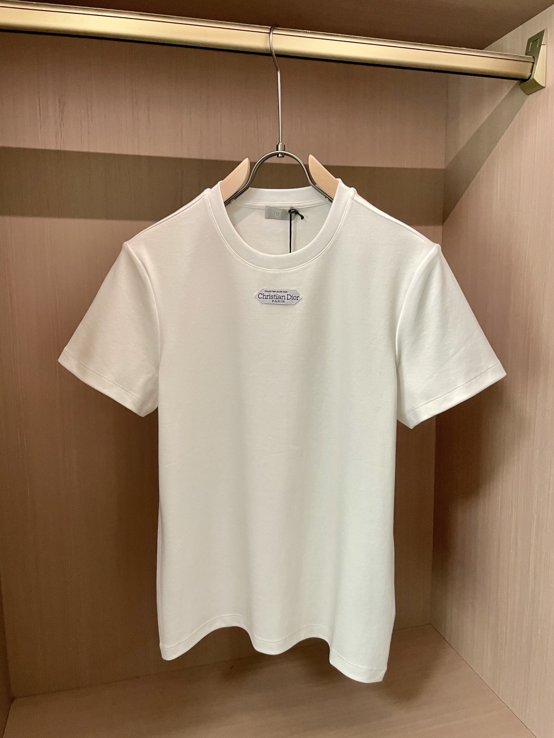 这款 T 恤是二零二五冬季男装系列新品，饰以灵感源自 Dior 高订精神的 Christian Dior