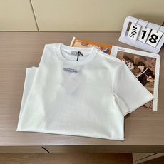 这款 T 恤是二零二五冬季男装系列新品,饰以灵感源自 Dior 高订精神的 Christian Dior 这款 T 恤是二零二五冬季男装系列新品,饰以灵感源自 Dior 高订精神的 Christian Dior