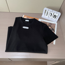这款 T 恤是二零二五冬季男装系列新品,饰以灵感源自 Dior 高订精神的 Christian Dior 这款 T 恤是二零二五冬季男装系列新品,饰以灵感源自 Dior 高订精神的 Christian Dior
