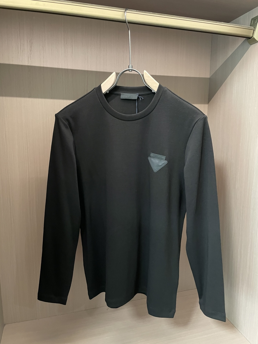 P拉达2025早秋新品厚款织唛三角标刺绣长袖T袖；定制专属高密水柔棉面料，100%棉质，舒适细腻并且保暖