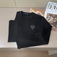 P拉达2025早秋新品厚款织唛三角标刺绣长袖T袖;定制专属高密水柔棉面料,100%棉质,舒适细腻并且保暖 P拉达2025早秋新品厚款织唛三角标刺绣长袖T袖;定制专属高密水柔棉面料,100%棉质,舒适细腻并且保暖