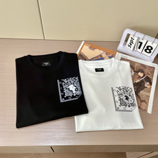 FENDI 2025早秋新品厚款腰果花印花短袖T恤;定制260克高密水柔棉面料,舒适柔软,保暖性强,胸前 FENDI 2025早秋新品厚款腰果花印花短袖T恤;定制260克高密水柔棉面料,舒适柔软,保暖性强,胸前