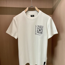 FENDI 2025早秋新品厚款腰果花印花短袖T恤;定制260克高密水柔棉面料,舒适柔软,保暖性强,胸前 FENDI 2025早秋新品厚款腰果花印花短袖T恤;定制260克高密水柔棉面料,舒适柔软,保暖性强,胸前