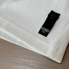 FENDI 2025早秋新品厚款腰果花印花短袖T恤;定制260克高密水柔棉面料,舒适柔软,保暖性强,胸前 FENDI 2025早秋新品厚款腰果花印花短袖T恤;定制260克高密水柔棉面料,舒适柔软,保暖性强,胸前