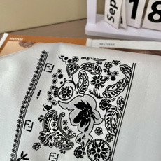 FENDI 2025早秋新品厚款腰果花印花短袖T恤;定制260克高密水柔棉面料,舒适柔软,保暖性强,胸前 FENDI 2025早秋新品厚款腰果花印花短袖T恤;定制260克高密水柔棉面料,舒适柔软,保暖性强,胸前