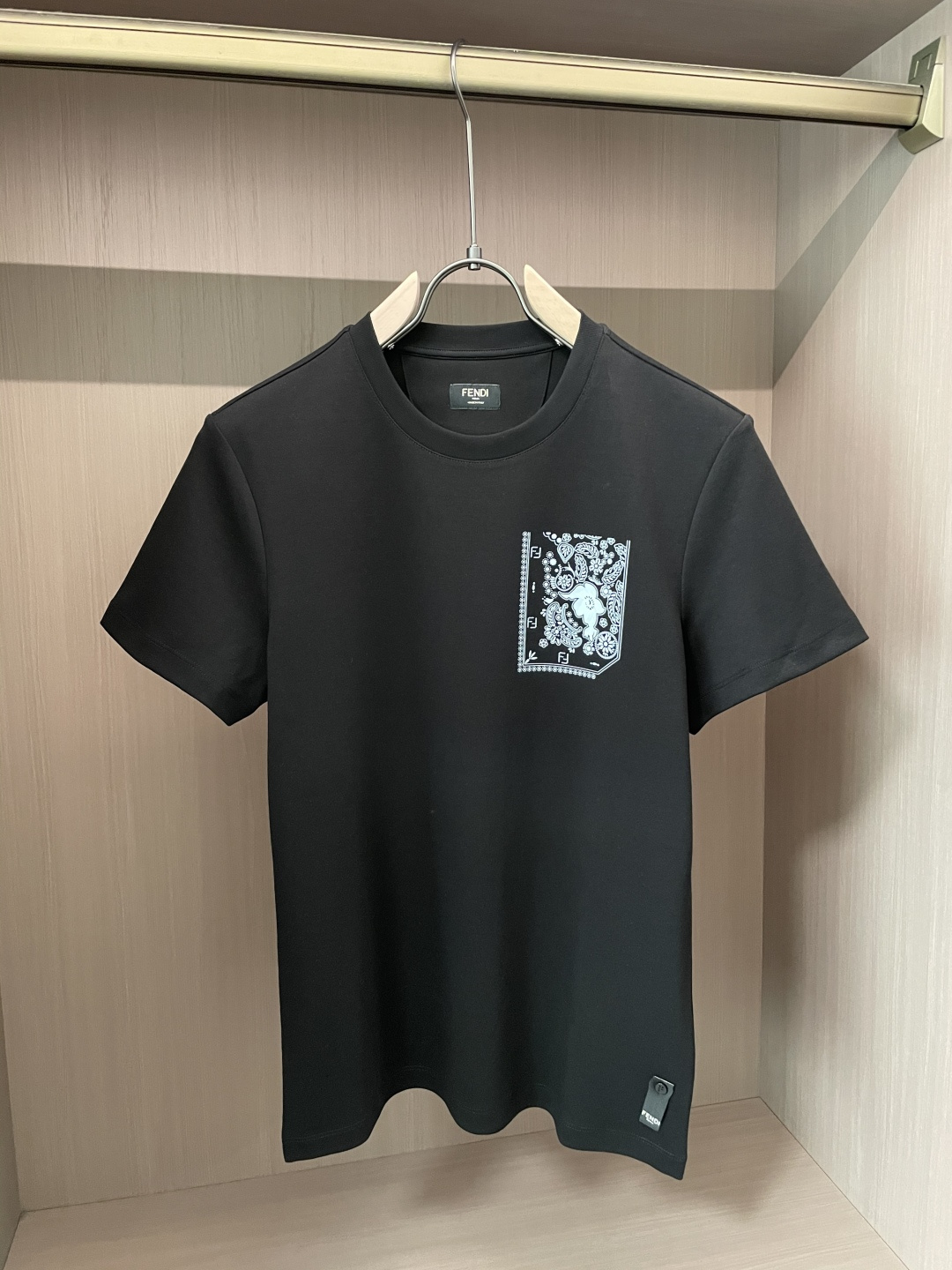 FENDI 2025早秋新品厚款腰果花印花短袖T恤；定制260克高密水柔棉面料，舒适柔软，保暖性强，胸前