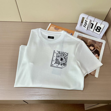 FENDI 2025早秋新品厚款腰果花印花短袖T恤;定制260克高密水柔棉面料,舒适柔软,保暖性强,胸前 FENDI 2025早秋新品厚款腰果花印花短袖T恤;定制260克高密水柔棉面料,舒适柔软,保暖性强,胸前