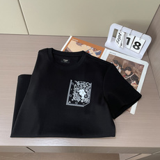 FENDI 2025早秋新品厚款腰果花印花短袖T恤;定制260克高密水柔棉面料,舒适柔软,保暖性强,胸前 FENDI 2025早秋新品厚款腰果花印花短袖T恤;定制260克高密水柔棉面料,舒适柔软,保暖性强,胸前