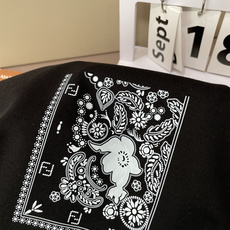 FENDI 2025早秋新品厚款腰果花印花短袖T恤;定制260克高密水柔棉面料,舒适柔软,保暖性强,胸前 FENDI 2025早秋新品厚款腰果花印花短袖T恤;定制260克高密水柔棉面料,舒适柔软,保暖性强,胸前