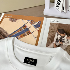 FENDI 2025早秋新品厚款腰果花印花短袖T恤;定制260克高密水柔棉面料,舒适柔软,保暖性强,胸前 FENDI 2025早秋新品厚款腰果花印花短袖T恤;定制260克高密水柔棉面料,舒适柔软,保暖性强,胸前