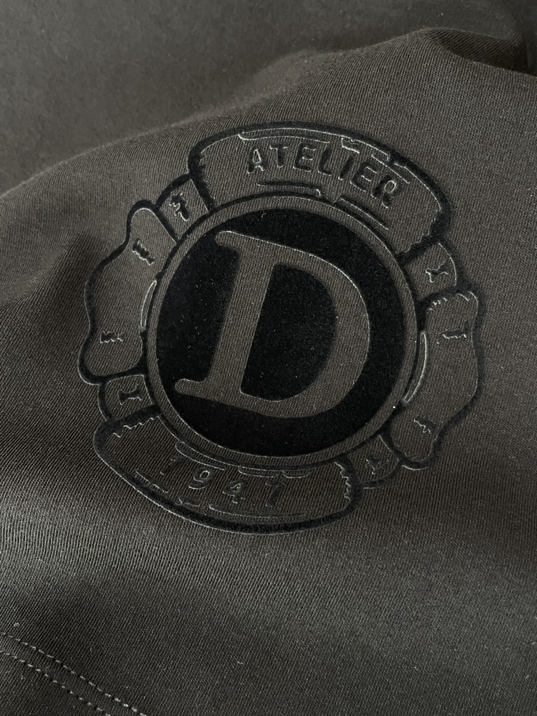 D奥2025早秋新品前后幅字母印花厚款短袖T恤；定制260克高密水柔棉面料，舒适柔软，前幅下脚D字植绒印