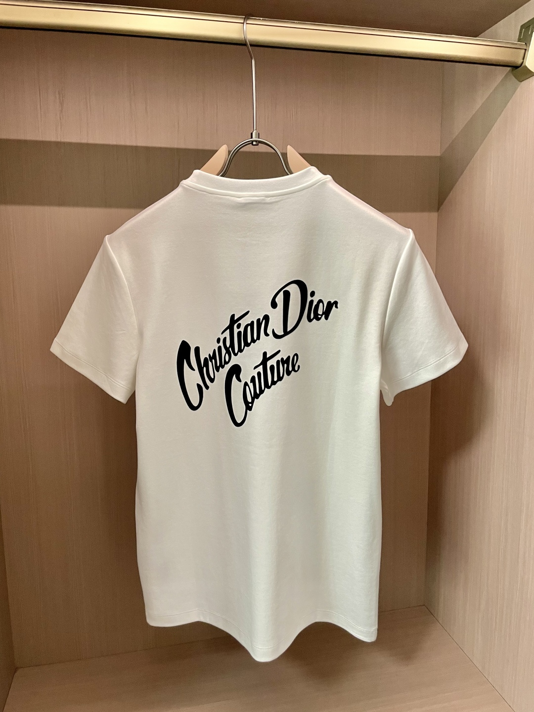 D奥2025早秋新品前后幅字母印花厚款短袖T恤；定制260克高密水柔棉面料，舒适柔软，前幅下脚D字植绒印