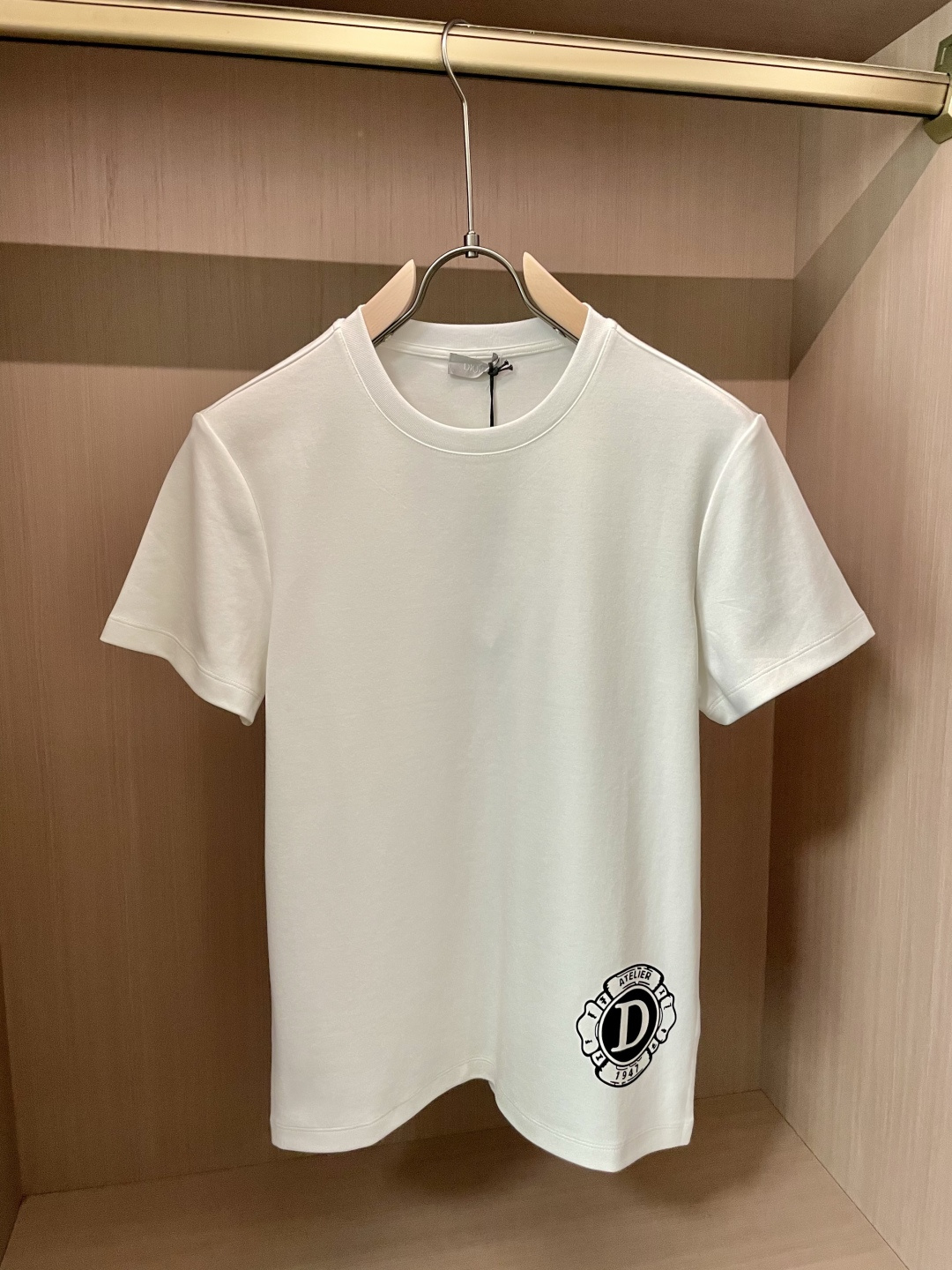 D奥2025早秋新品前后幅字母印花厚款短袖T恤；定制260克高密水柔棉面料，舒适柔软，前幅下脚D字植绒印