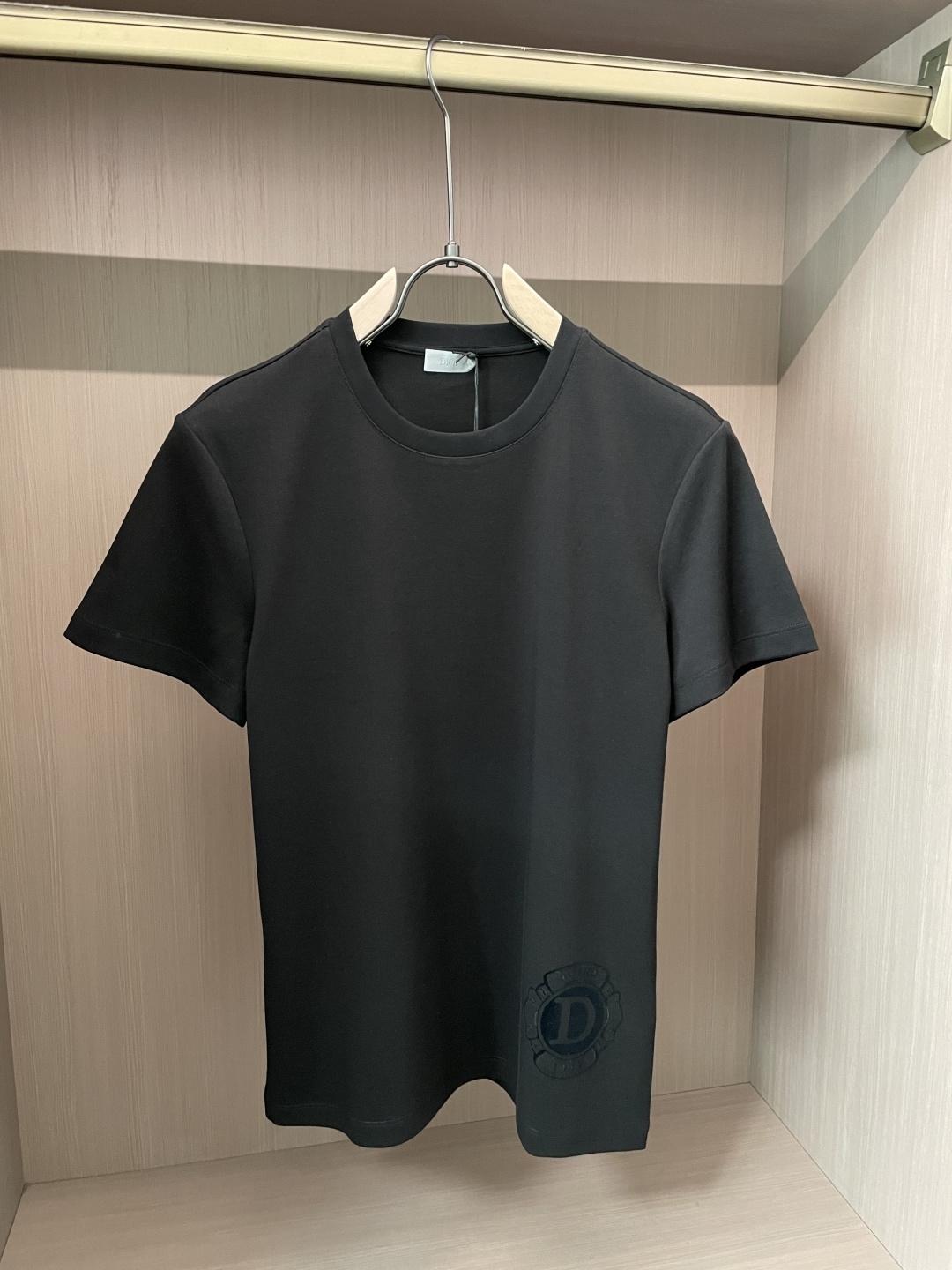 D奥2025早秋新品前后幅字母印花厚款短袖T恤；定制260克高密水柔棉面料，舒适柔软，前幅下脚D字植绒印