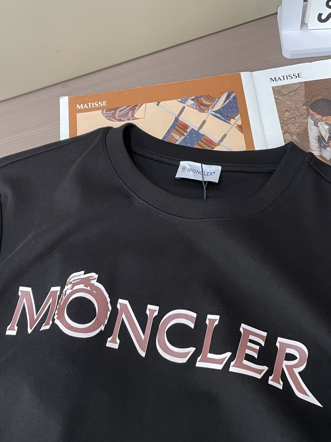 蒙口 2025早秋新品限定款字母错位字母印花长袖T恤衫；定制260克高密水柔棉，市场上无法媲美的一款定制