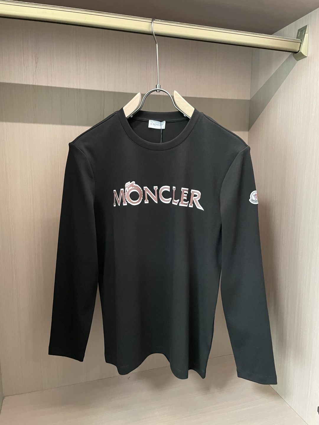 NO:530748,The 2025 early autumn new limited letter misaligned letter printed long-sleeved T-shirt; customized 260g high-density water soft cotton, a custom fabric that is unmatched on the market. It is very comfortable and soft and has strong warmth. It also adds anti-static function. There is a misaligned ghost letter printed pattern on the chest, and the combination of depth and shade is perfect!  The three standards are complete, everything is available!  A must-have item in autumn and winter!  Size m-xxxl, Moncler,tees,t-shirt,alexander wang19860909蒙口 2025早秋新品限定款字母错位字母印花长袖T恤衫；定制260克高密水柔棉,市场上无法媲美的一款定制面料,非常的舒适柔软并且保暖性强,还增加了防静电功能,胸前有错位重影字母印花图案,深浅搭配,堪称完美！三标齐全,应有尽有！秋冬必爆单品！ 尺码m-xxxl,,Moncler,tees，t-shirt,alexander wang,Men's clothing