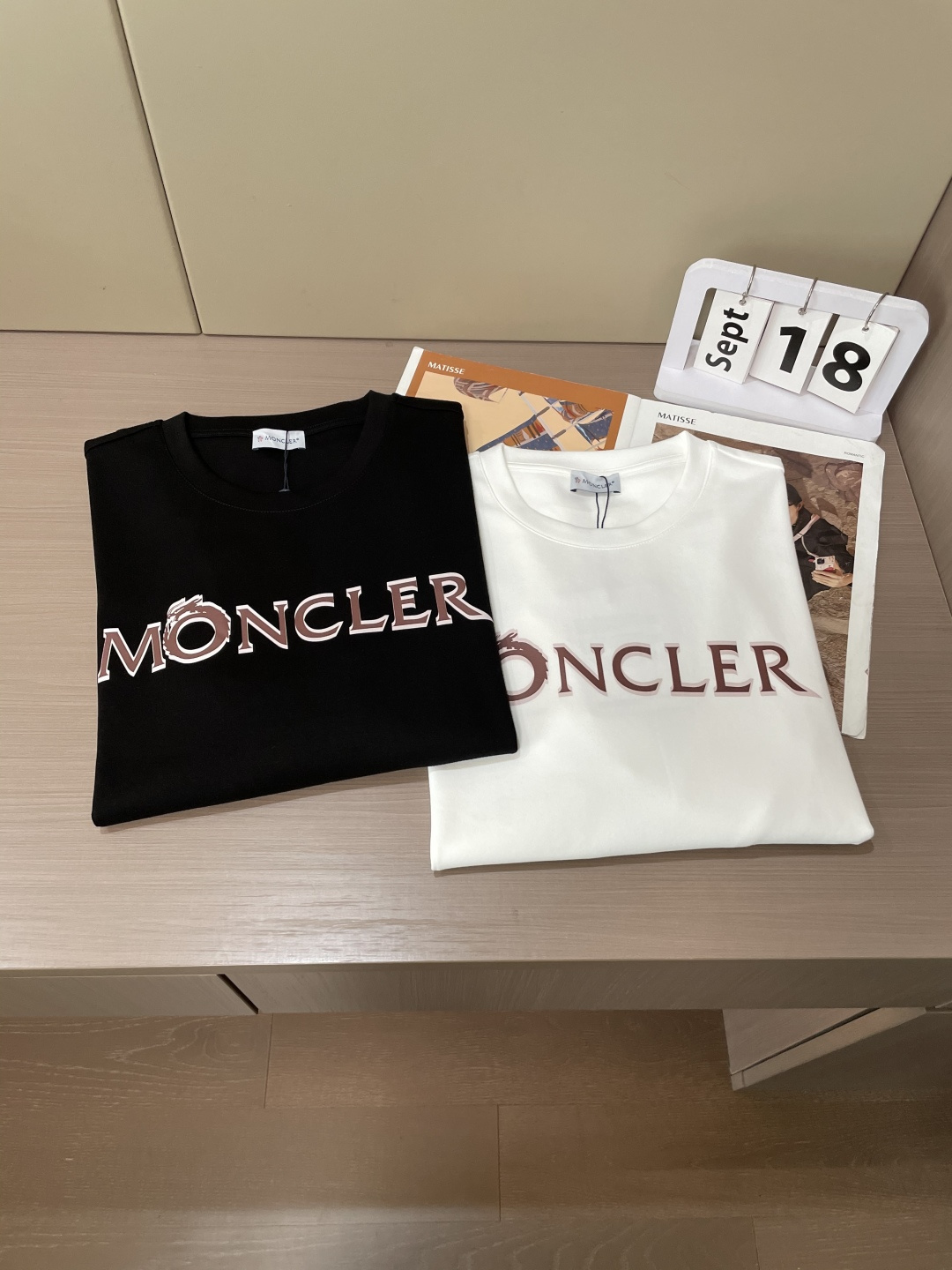 蒙口 2025早秋新品限定款字母错位字母印花长袖T恤衫；定制260克高密水柔棉，市场上无法媲美的一款定制