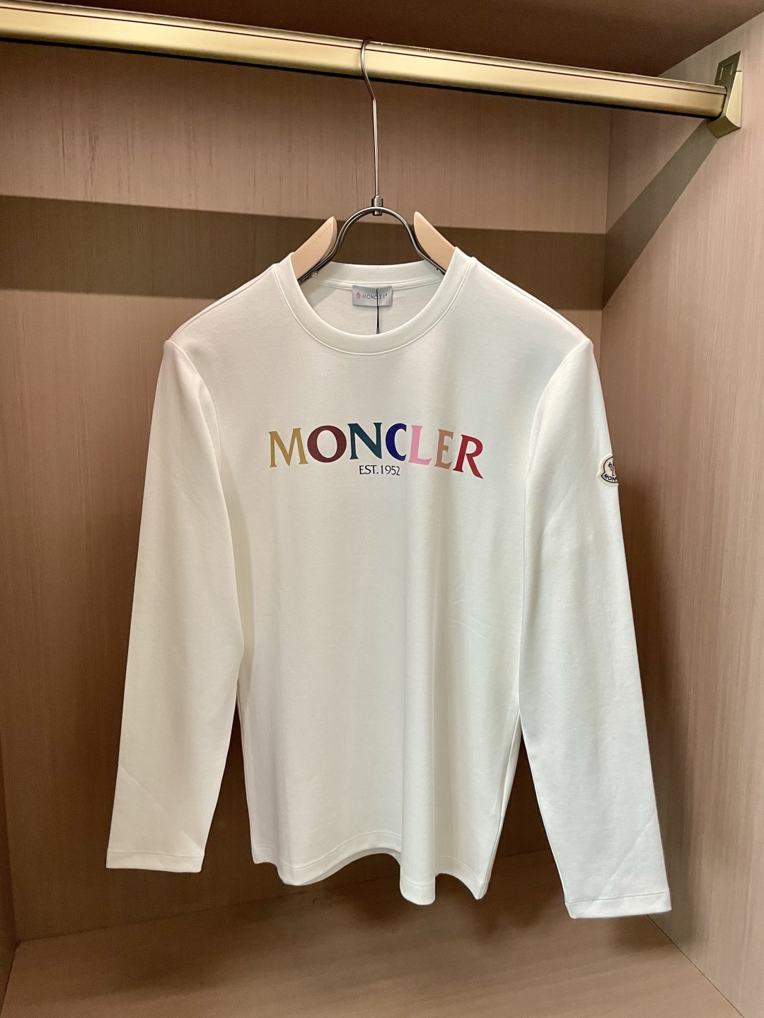 NO:530751,MK Europe's new thick rainbow letter printing long-sleeved base shirt is customized with 260 grams high-density water soft cotton fabric, the unique Supima washing cotton content is as high as 95, which is not ordinary cotton that can be achieved at will in the market. The rainbow letter contrast printing process on the chest can give different effects from the visual sense!  A hot product that must be popular in autumn and winter, must be kept by yourself. Size m-xxxl, alexander wang19860909MK欧洲限定早秋新品厚款彩虹字母印花长袖打底衫；定制260克高密水柔棉面料,独有的苏皮马水洗棉含量高达95,不是市场随意能够实现的普通棉,胸前彩虹字母撞色印花工艺,从视觉感官上就能够给出不同的效果！秋冬必爆的一款爆品,必须自留 尺码m-xxxl,,alexander wang,Men's clothing