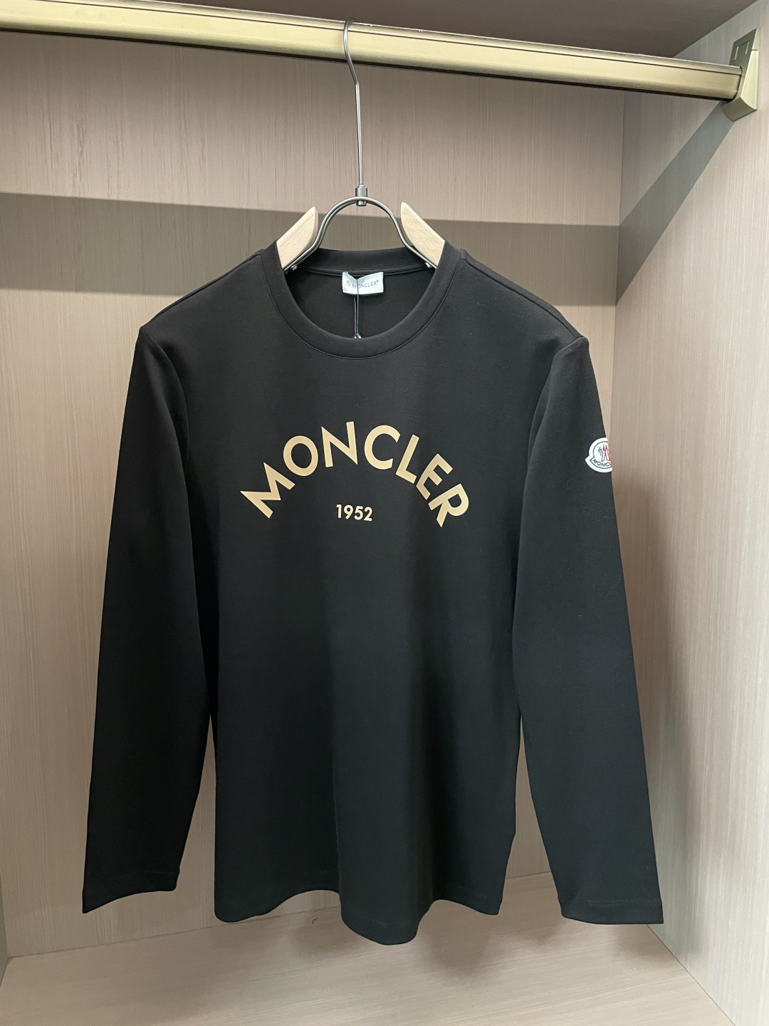 NO:530754,MK2025 early autumn new thick three-dimensional letter printed long-sleeved base shirt; customized 260g high-density water-soft cotton fabric, comfortable and soft, strong warmth, curved three-dimensional letter printed pattern on the chest, simple design style can reflect the modernism atmosphere, and can be controlled freely in any occasion!  The cuff design is wool-labeled duck-cut label, complete with three standards!  Size m-xxxl, alexander wang19860909MK2025早秋新品厚款立体字母印花长袖打底衫；定制260克高密水柔棉面料,舒适柔软,保暖性强,胸前弧形立体字母印花图案,简约的设计风格能够体现现代主义气息,无论是任何场合都能够驾驭自如！袖口设计羊毛标鸭仔唛,三标齐全！ 尺码m-xxxl,,alexander wang,Men's clothing