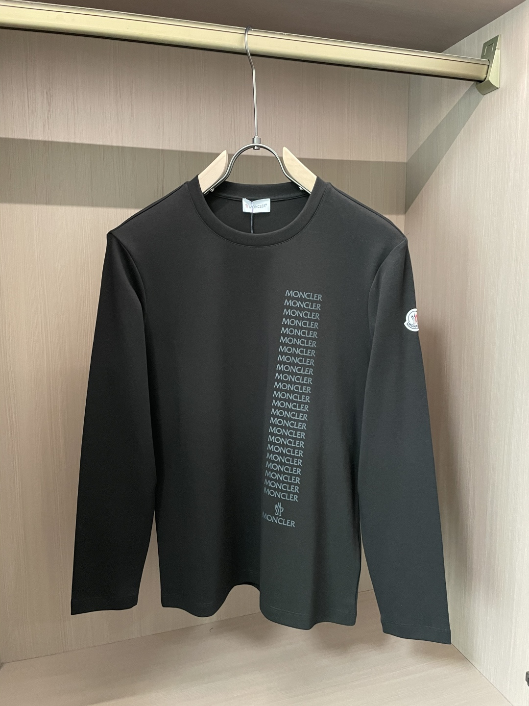 NO:530731,MK2025 early autumn new thick water soft cotton mattress printed long-sleeved T-shirt; customized 260g high-density water soft cotton fabric, chest mattress LOGO printing process, without too much modification, interpreting low-key and luxurious autumn and winter base shirt, simple and atmospheric elements, and business reception is not without decorative!  A must-have item for low-key people!  Size m-xxxl, tees, t-shirt, alexander wang19860909MK2025早秋新品厚款水柔棉联排字母印花长袖T恤衫；定制260克高密水柔棉面料,胸前联排字母LOGO印花工艺,没有太多的修饰,诠释低调奢华的秋冬打底衫,元素简约大气,商务接待都不失风度！低调人士必备单品！ 尺码m-xxxl,,tees，t-shirt,alexander wang,Men's clothing