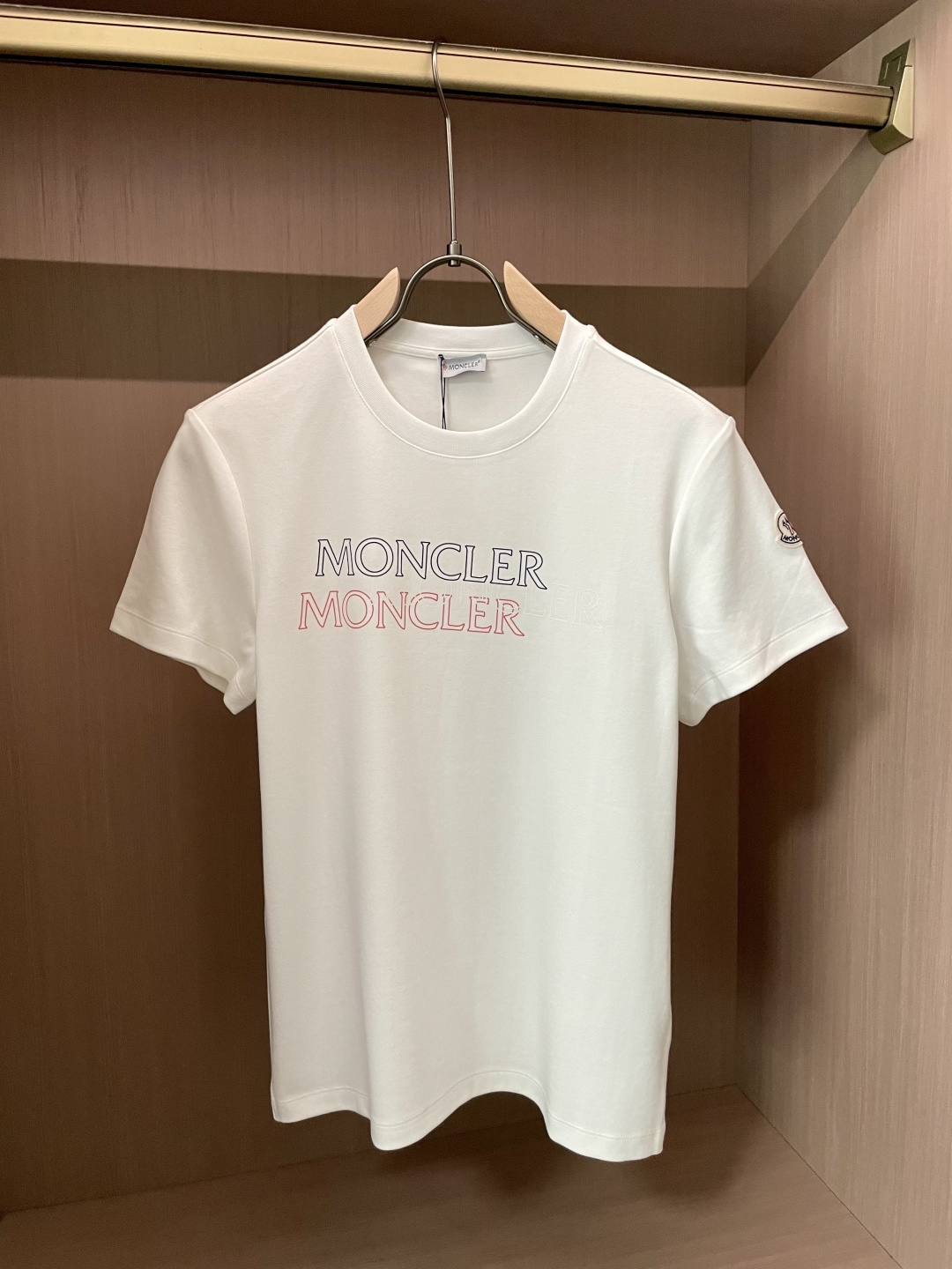 NO:530955,MK2025 early autumn new thick three-color hollow printed short-sleeved T-shirt; custom made 260 grams high-density water soft cotton fabric, strong warmth and increased anti-static technology. The three-color dislocation hollow printed pattern design on the chest is not too exaggerated. The simple and clear three-color contrasting design combination can better reflect the example of art!  Complete three standards Size m-xxxl, T-shirt,tees,t-shirt,alexander wang19860909MK2025早秋新品厚款三色镂空印花短袖T恤；定制260克高密水柔棉面料,保暖性强并且增加抗静电工艺,胸前三色错位镂空印花图案设计,没有太多的浮夸,简单明了的三色撞色设计搭配,更能体现艺术的典范！三标齐全 尺码m-xxxl,,T-shirt,tees，t-shirt,alexander wang,Men's clothing