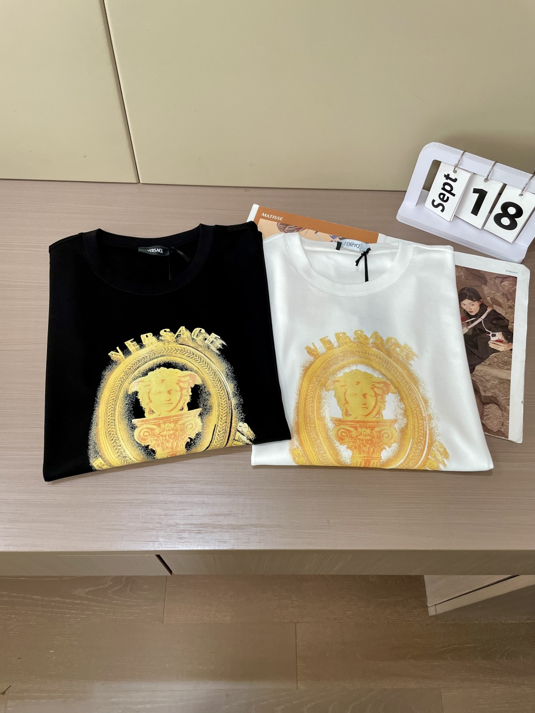 🆚2025早秋新品厚款喷墨式印花工艺厚款短袖T恤；“丁禹兮”同款喷墨式印花工艺，非常抽象派的一款金色印花