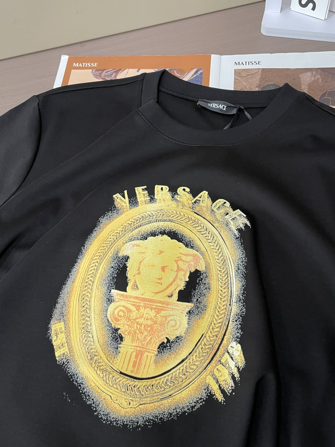 🆚2025早秋新品厚款喷墨式印花工艺厚款短袖T恤；“丁禹兮”同款喷墨式印花工艺，非常抽象派的一款金色印花