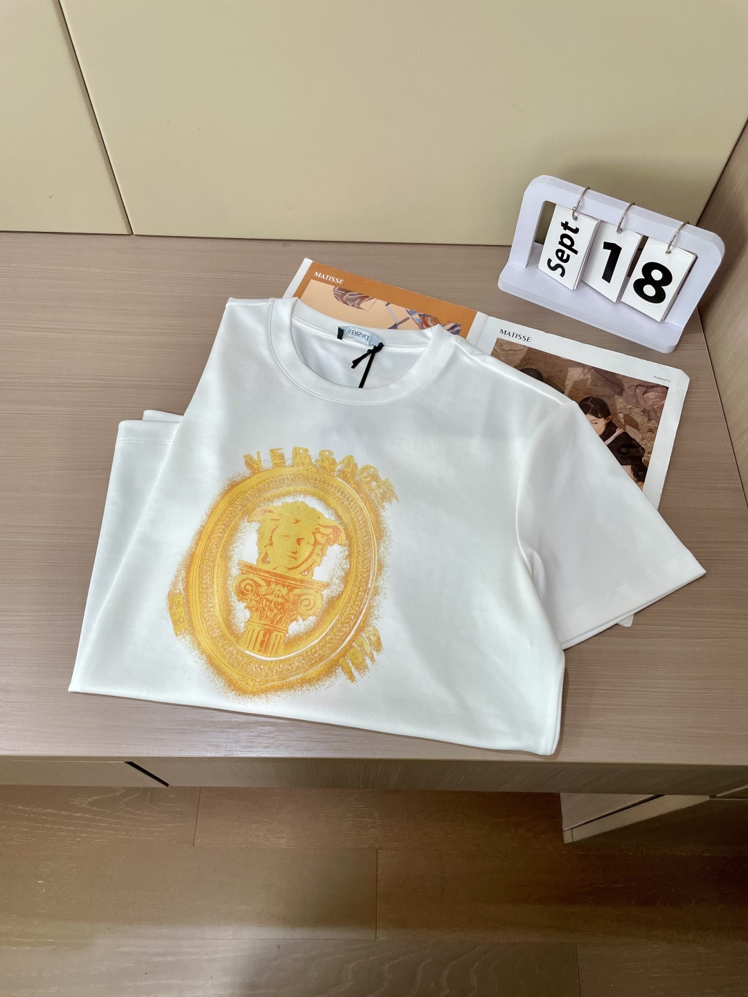 🆚2025早秋新品厚款喷墨式印花工艺厚款短袖T恤；“丁禹兮”同款喷墨式印花工艺，非常抽象派的一款金色印花