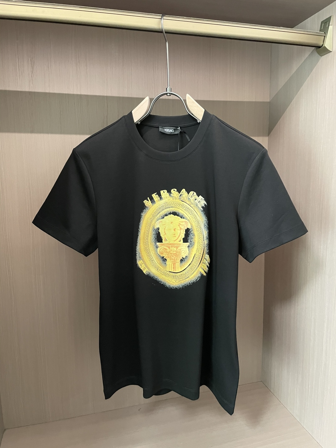 NO:530734,2025 early autumn new thick inkjet printing process thick short-sleeved T-shirt; 'Ding Yuxi' has the same inkjet printing process, a very abstract gold printing process, unique Medusa pattern, a design style that has always been known for its luxury, creating a trendy top fashion brand, and the unique 260 grams high-density water soft cotton fabric can lead the trendy tentacles! Size m-xxxl, T-shirt,tees,t-shirt,alexander wang198609092025早秋新品厚款喷墨式印花工艺厚款短袖T恤；“丁禹兮”同款喷墨式印花工艺,非常抽象派的一款金色印花工艺,独有的Medusa 图案,一向以奢华著称的设计风格,打造潮流顶尖时尚品牌,独有的260克高密水柔棉面料,能够引领时尚的触角！ 尺码m-xxxl,,T-shirt,tees，t-shirt,alexander wang,Men's clothing