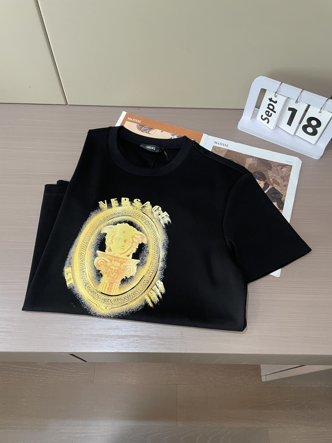 🆚2025早秋新品厚款喷墨式印花工艺厚款短袖T恤；“丁禹兮”同款喷墨式印花工艺，非常抽象派的一款金色印花