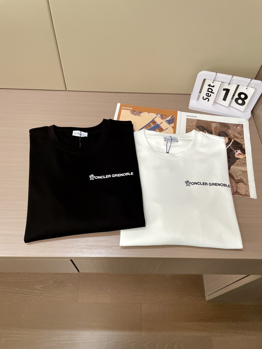 MK2025春夏新品厚款前后幅字母印花长袖T恤；定制260克高密水柔棉面料95%的棉质可以更大幅度的提高