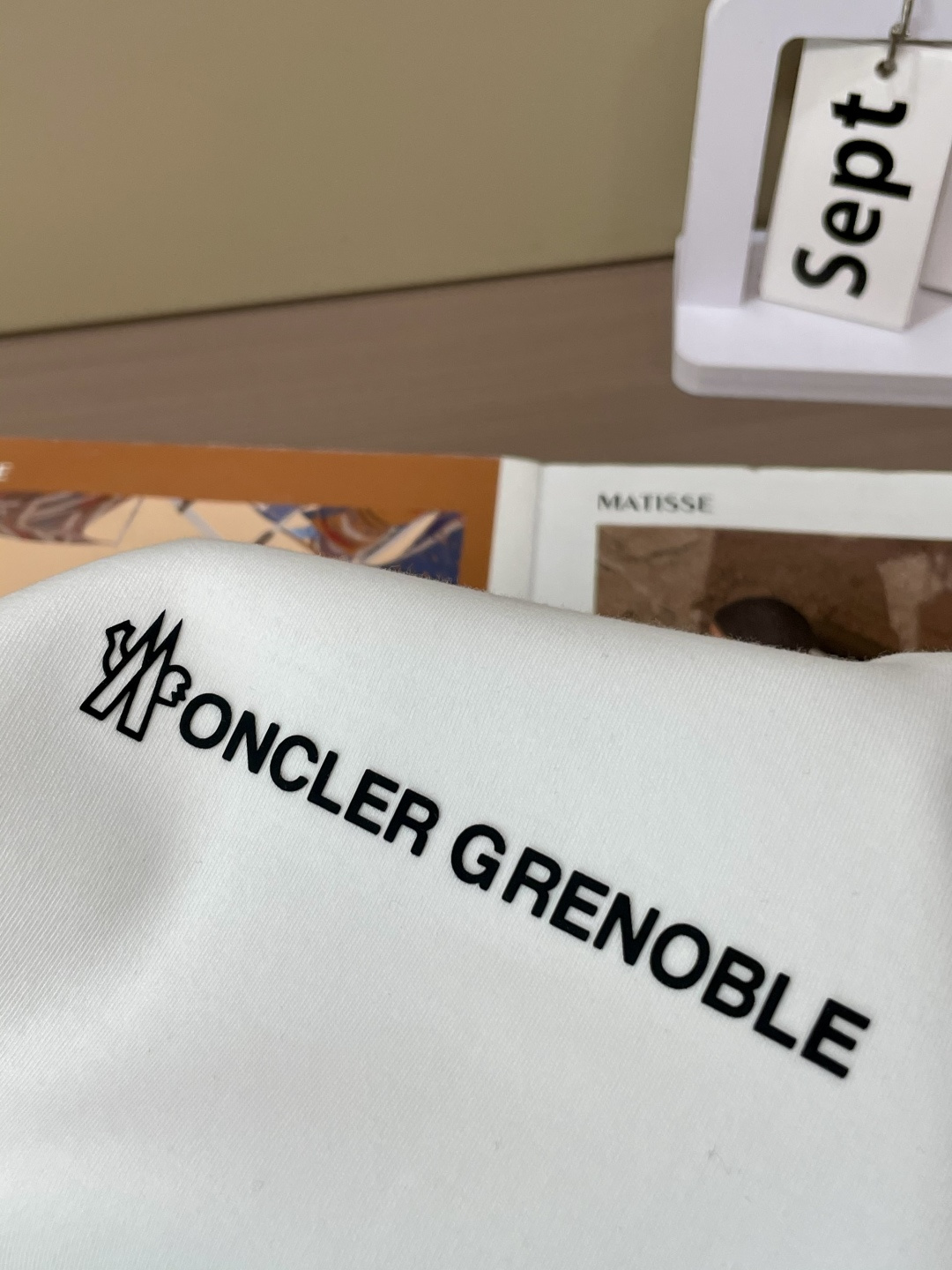 MK2025春夏新品厚款前后幅字母印花长袖T恤；定制260克高密水柔棉面料95%的棉质可以更大幅度的提高