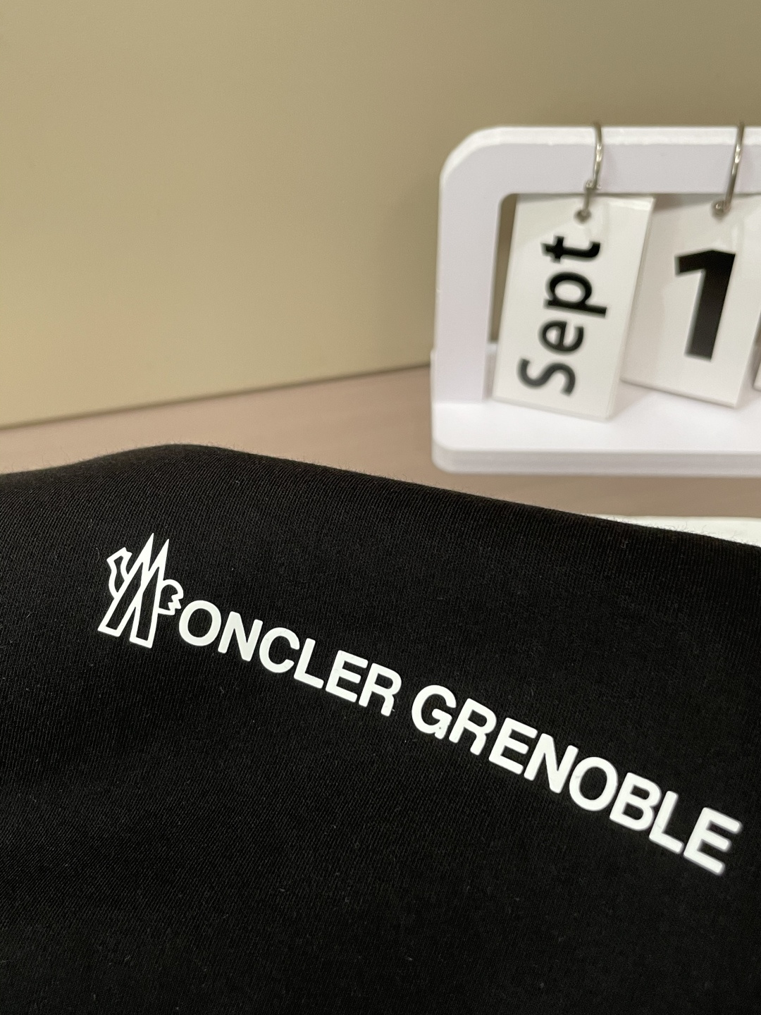 MK2025春夏新品厚款前后幅字母印花长袖T恤；定制260克高密水柔棉面料95%的棉质可以更大幅度的提高