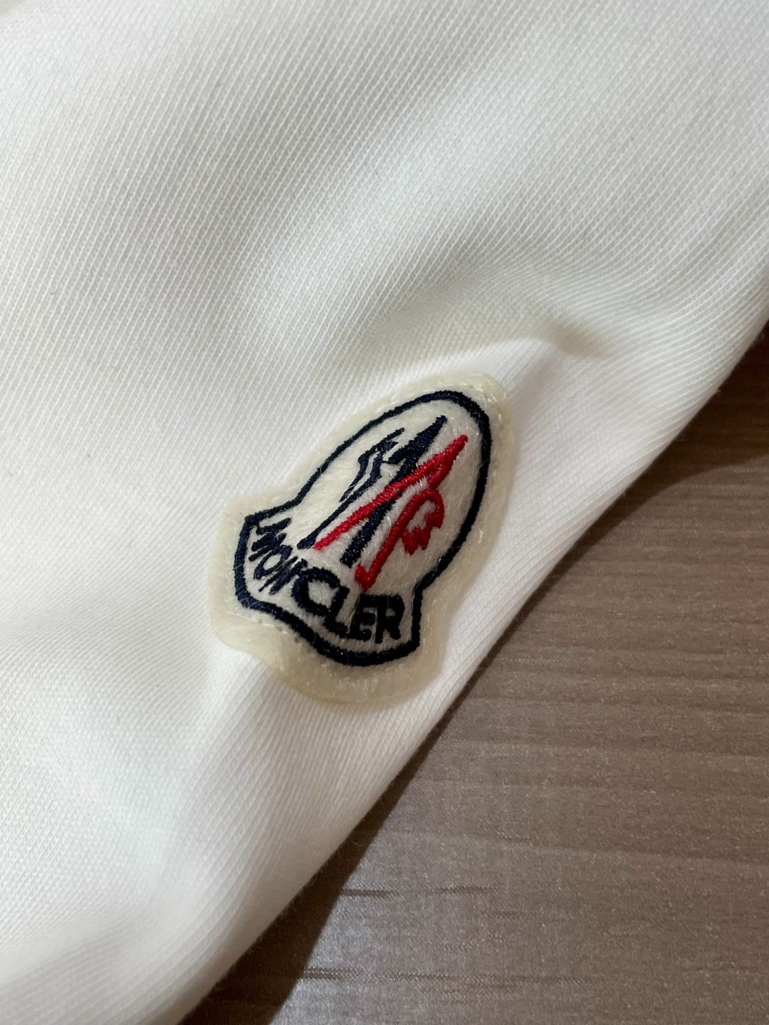 MK2025春夏新品厚款前后幅字母印花长袖T恤；定制260克高密水柔棉面料95%的棉质可以更大幅度的提高