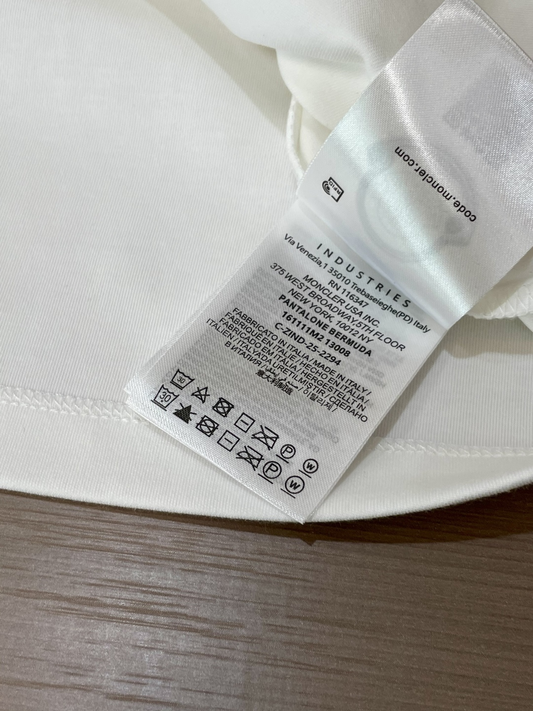 MK2025春夏新品厚款前后幅字母印花长袖T恤；定制260克高密水柔棉面料95%的棉质可以更大幅度的提高