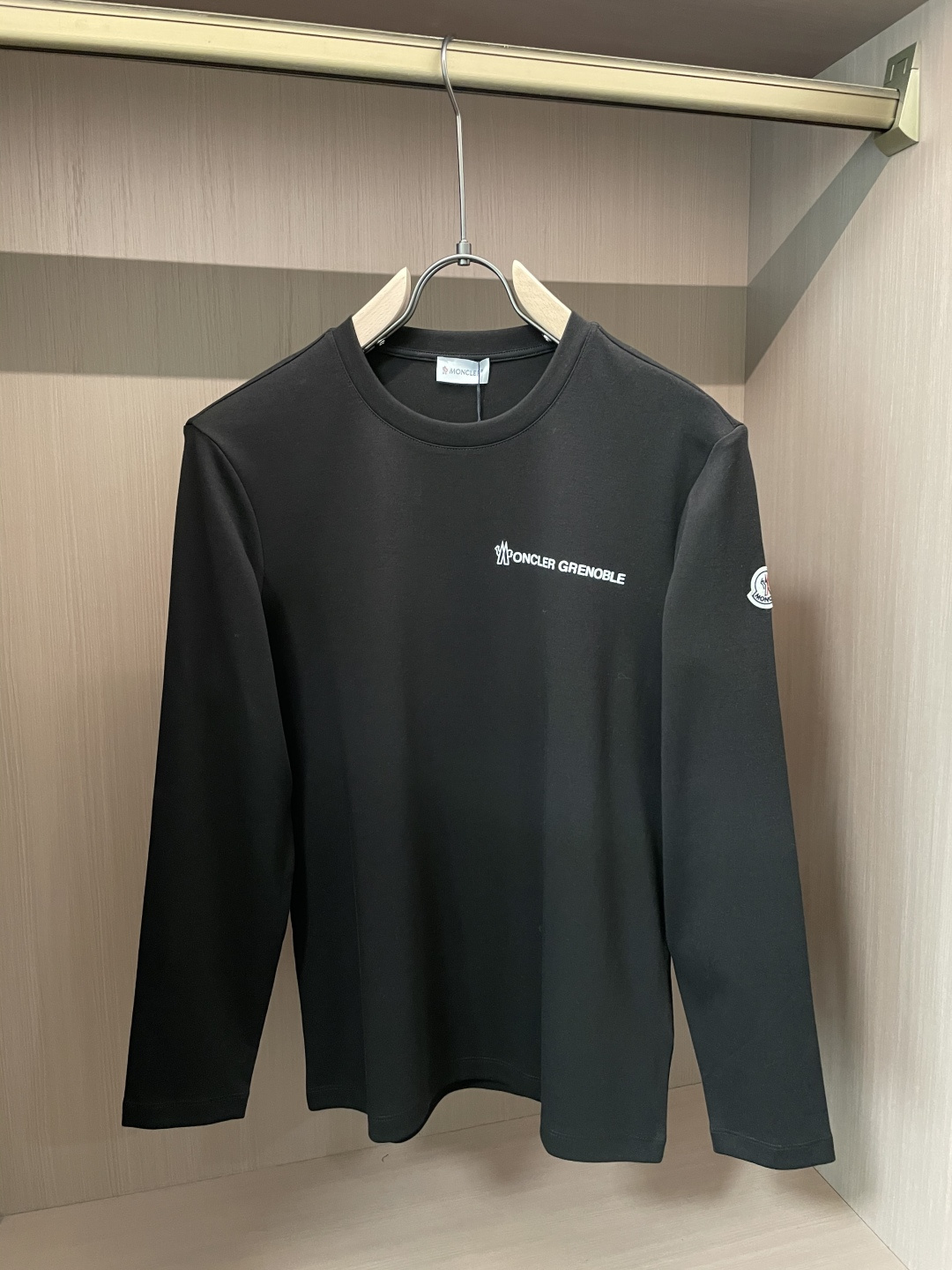 NO:530737,MK2025 spring and summer new thick front and back letter printing long-sleeved T-shirt; the customized 260g high-density water-soft cotton fabric 95 can greatly improve warmth, and can achieve comfortable and soft, three-dimensional cutting design, letter printing pattern on the chest, and series of digital printing technology on the back and lower feet!  The cuffs are as always wool label embroidery!  Complete three standards!  Size m-xxxl, tees, t-shirt, alexander wang19860909MK2025春夏新品厚款前后幅字母印花长袖T恤；定制260克高密水柔棉面料95的棉质可以更大幅度的提高保暖性,并且能够做到舒适柔软,立体裁剪设计,胸前字母印花图案,后幅下脚连串数字印花工艺！袖口一如既往的羊毛标贴布刺绣！三标齐全！ 尺码m-xxxl,,tees，t-shirt,alexander wang,Men's clothing