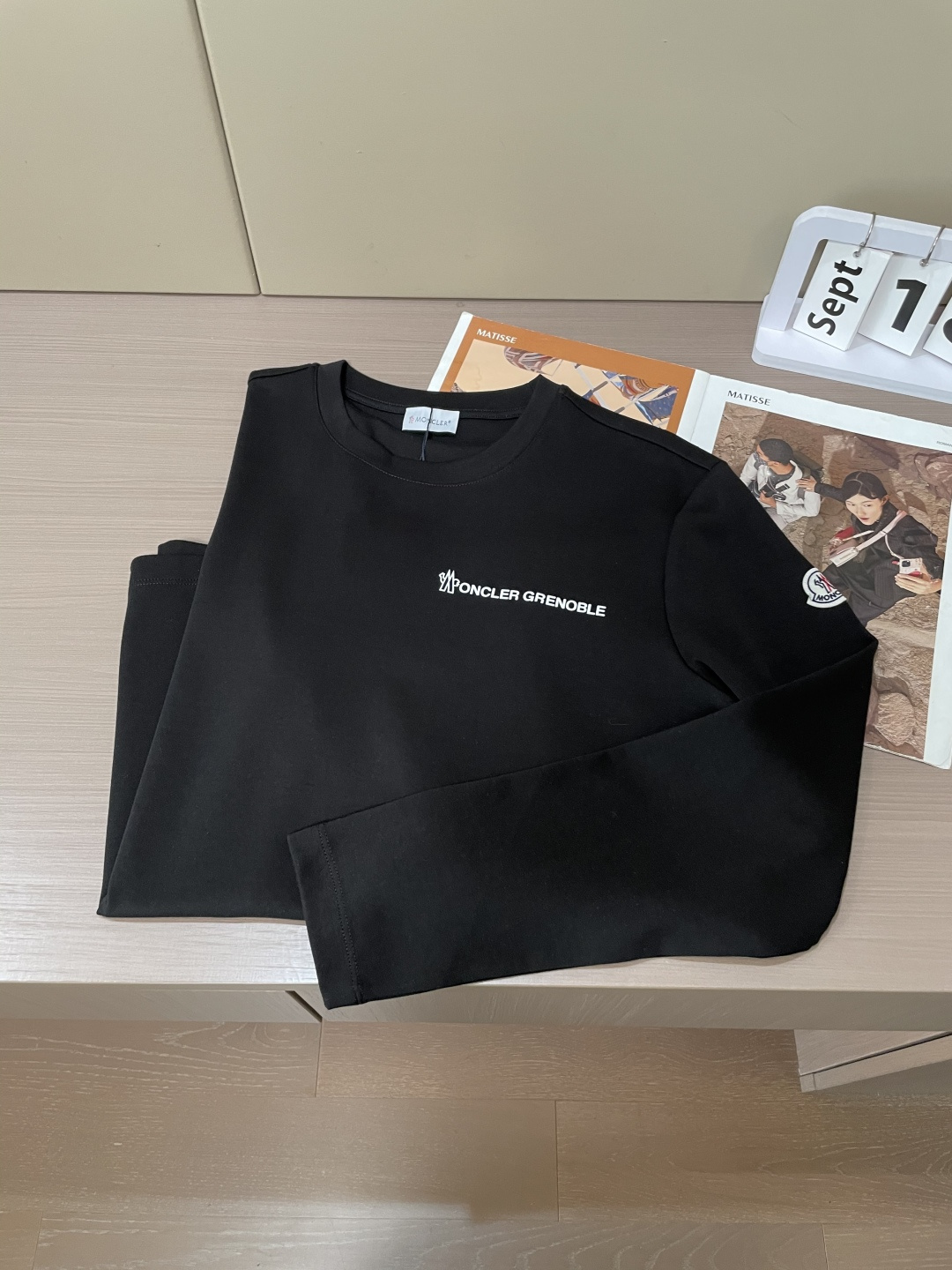 MK2025春夏新品厚款前后幅字母印花长袖T恤；定制260克高密水柔棉面料95%的棉质可以更大幅度的提高