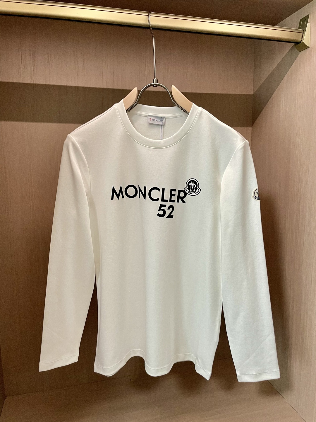 NO:530740,MK 2025 early autumn new thick flocked letter long-sleeved base T-shirt; custom made 260g high-density water soft cotton fabric, flocked craft letters and logo LOGO printed pattern design on the chest, top-level design style, simple and fashionable, very suitable for autumn and winter outfits, cuff design wool label duck label, complete three labels!  Size m-xxxl, tees, t-shirt, alexander wang19860909MK 2025早秋新品厚款植绒字母长袖打底T恤；定制260克高密水柔棉面料,胸前植绒工艺字母加标志LOGO印花图案设计,顶级的设计风格,简约时尚,非常适合秋冬穿搭,袖口设计羊毛标鸭仔唛,三标齐全！ 尺码m-xxxl,,tees，t-shirt,alexander wang,Men's clothing