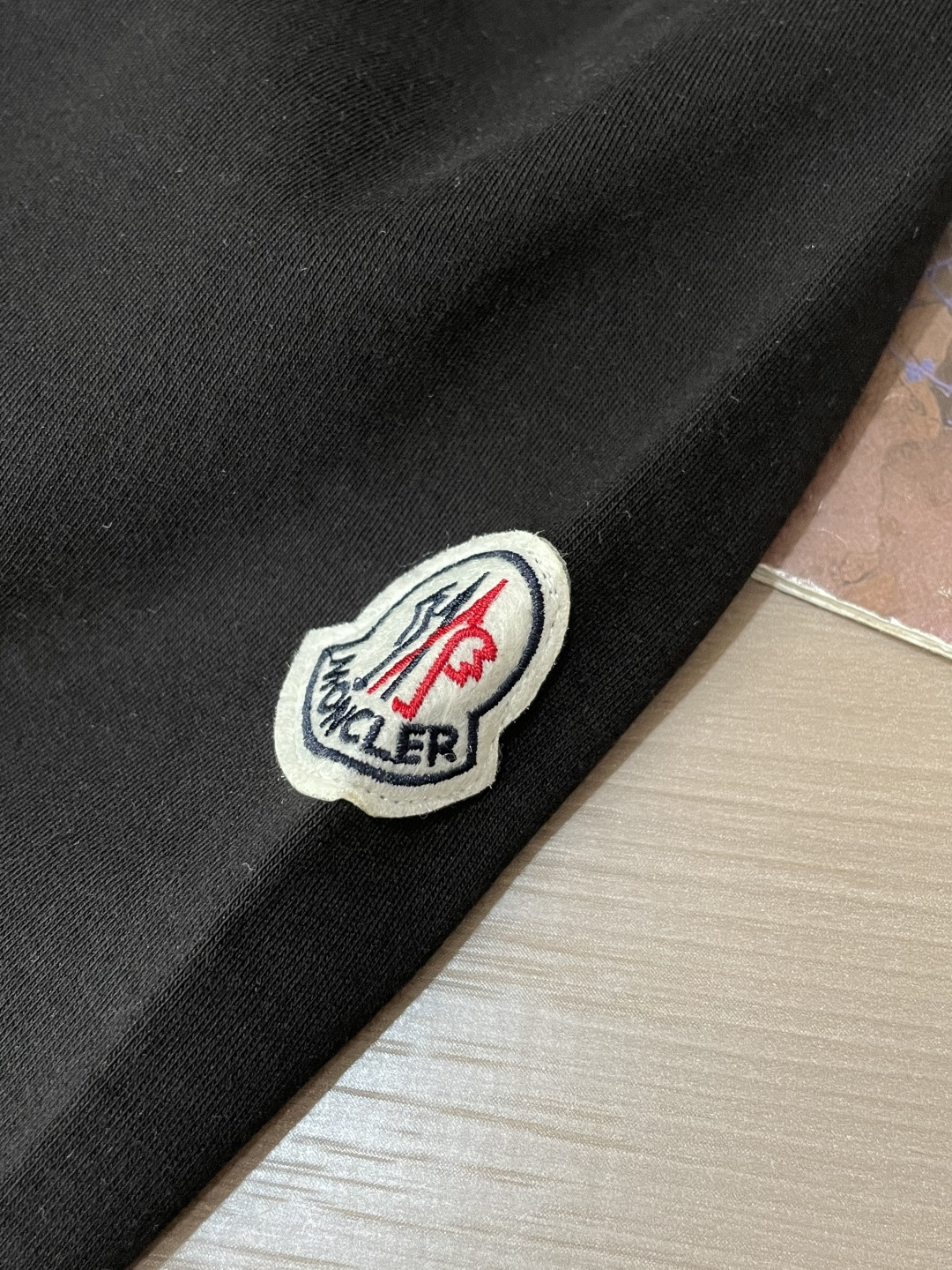 MK 2025早秋新品厚款植绒字母长袖打底T恤；定制260克高密水柔棉面料，胸前植绒工艺字母加标志LOG