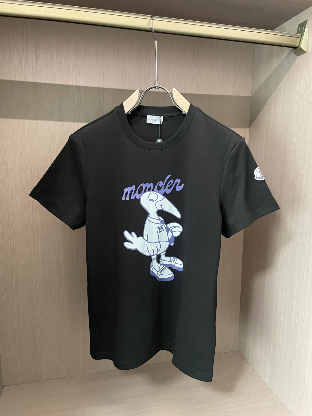 NO:530743,MK 2025 early autumn new thick flying bird print short-sleeved T-shirt; custom made 260 grams high-density water soft cotton fabric, comfortable, soft and warm, chest flying bird print craftsmanship, wool woven label woven label design on cuffs, complete three standards!  A rare and excellent product!  Size m-xxxl, T-shirt,tees,t-shirt,alexander wang19860909MK 2025 早秋新品厚款飞鸟印花短袖T恤衫；定制260克高密水柔棉面料,舒适柔软保暖性强,胸前飞鸟印花工艺,袖口羊毛标织唛设计,三标齐全！一款不可多得的精品好货！ 尺码m-xxxl,,T-shirt,tees，t-shirt,alexander wang,Men's clothing