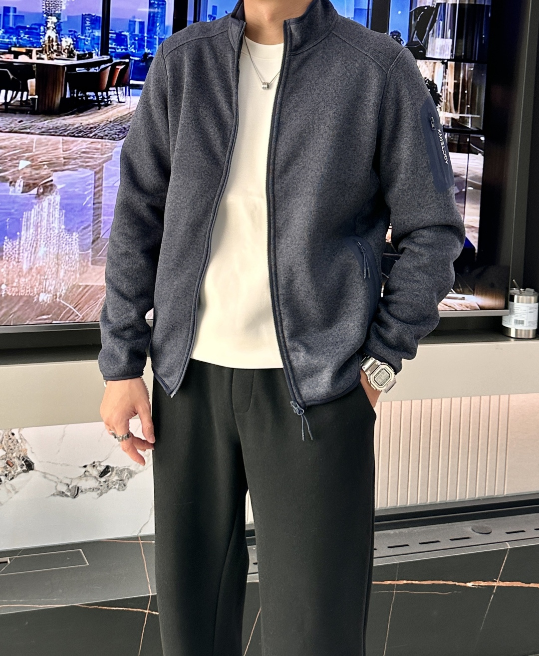 NO:614826,ARC'TERYX COVERT CARDIGAN outdoor warm fleece cardigan jacket is a super popular overseas version. It uses the new cationic fabric imported from the island country. Compared with the previous models, it can be said to be a brand new upgrade. It has many functions of sports fabrics, as well as the heating and warmth needed in autumn and winter. It is more suitable for autumn and winter wear! The inner layer of the fabric is treated with velvet and brushed. The velvet feel is rich and delicate, soft and smooth, and has first-class skin-friendly properties. Combined with cationic heating technology, the upper body has excellent heat storage and warmth preservation effect to prevent cold wind invasion and body surface heat loss. It can be used as a warm inner layer in winter. The layers are also quite NICE and the extensibility is also first-rate. The 360° wrap-around high elasticity resists tightness and can be easily handled during various sports and stretches. The unrestrained fabric is light and soft, stiff and conformable and not easy to wrinkle. It is durable, wear-resistant and tear-resistant. The outer layer also has a better natural comfort than pure cotton. It is really not as high-end as ordinary technical fiber fabrics. It is a very professional fabric with 3D three-dimensional cutting technology. Although it is mainly used for urban commuting, the shape is better than most functional models on the market. The body, armpits and sleeves have multiple splicing treatments. It is very flexible and brings a better fit. It is not too tight or too loose. It is very capable and stylish. The zipper design is easy to put on and take off, fashionable and capable, and full of sportiness! The arm zipper pockets are also the signature laminated pockets of this series. Hidden stitches are used in the body patchwork. The cuffs and hem are double stitched on the outside. The fishbone stitch reinforcement on the inside is very meticulous and detailed. It is strong and reliable to wear and will not easily come off after a long time. Whether it is fitness, running, playing ball, outdoor climbing, hiking, cycling and other daily leisure activities, it is your best choice for urban commuting! Size L XL 2XL 3XL 4XL 5XL,arc'teryx,jackets & coats,alexander wang19860909ARC‘TERYX始祖鸟COVERT CARDIGAN户外保暖抓绒衫开衫外套 超火爆海外版.采用岛国進口的醉新的阳离子面料相对之前几款,可以说是全新的升级既有运动型面料的诸多功能性,还有秋冬所需要的发热保暖更加适合秋冬季的穿搭！面料内层加绒磨绒处理,绒感丰盈细腻,软糯细滑,贴身亲肤性一流配合阳离子发热科技,上身有着出色的蓄热保暖功效防止冷风侵袭和体表热量的流失,冬季内搭作为保暖层也相当NICE延展性也是一流水准,360°环绕式高弹拒绝束缚紧绷,各种运动拉伸都能够轻松拿捏,无拘无束面料轻盈柔软,挺括服帖不易皱,耐穿耐磨抗撕裂就算外层也有着比全棉更优秀的自然舒适感,真的不是普通的科技纤维面料能比的非常高级,非常专业的面料3D立体裁剪工艺,虽然主打城市通勤但版型要好于市面上大部分的机能款大身、腋下、袖子都有多处的拼接处理,活动起来很灵活同时带来更好的合身性,不会太紧也不会太松,非常干练有型拉链设计,穿脱方便,时尚干练,运动感十足！手臂拉链口袋也是这个系列标志性的压胶口袋大身拼缝采用隐藏针,袖口和下摆采用外侧双车线,内侧鱼骨针加固非常缜密细致,穿着结实牢靠,经久不易开线脱线无论是健身、跑步、打球、户外登山、徒步、骑行等等日常休闲,城市通勤都是你的上佳之选！ 尺码L XL 2XL 3XL 4XL 5XL,arc'teryx,jackets & coats,alexander wang,Men's clothing