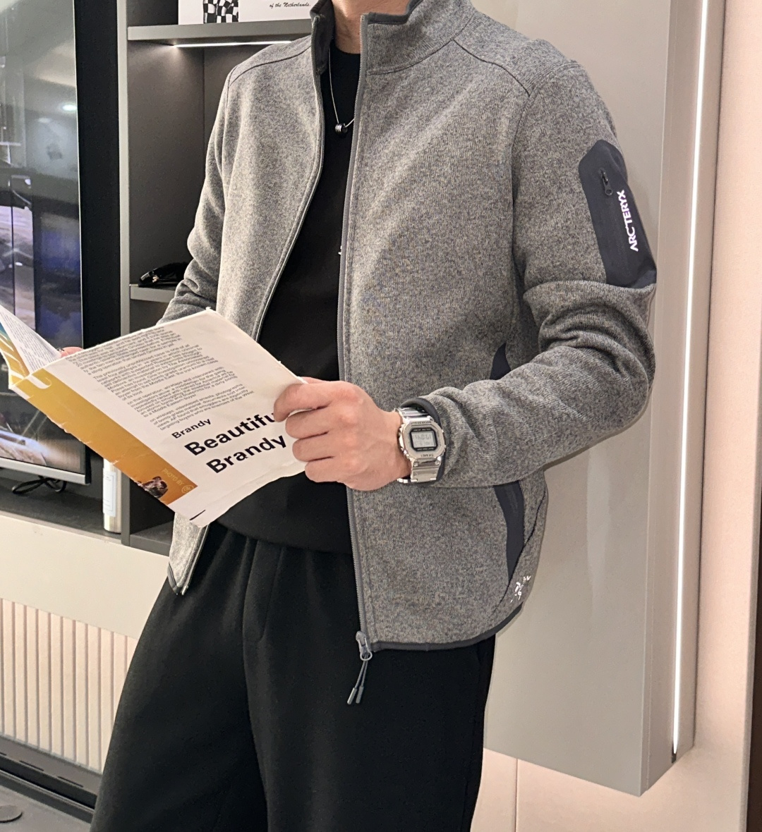 NO:530746,ARC'TERYX COVERT CARDIGAN outdoor warm fleece sweater cardigan jacket is super popular overseas version. The new cationic fabric imported from the island country can be said to be a brand new upgrade. It has many functions of sports fabrics, as well as the heating and warmth required for autumn and winter, which is more suitable for autumn and winter outfits! The inner layer of the fabric is fleece-matched. The velvet feels rich and delicate, soft, soft and smooth, first-class, combined with cationic heating technology, the upper body has excellent heat storage and warming effect to prevent cold wind from invasion and body heat loss. In winter, the inner layer is also quite NICE ductility and first-class. The 360° wrap-around high elasticity refuses to be restrained and tight, and can be easily controlled for various sports and stretching. The unrestrained fabric is light and soft, firm and soft, firm and not easy to wrinkle, and is durable and wear-resistant and tear-resistant. The outer layer also has a better natural comfort than all cotton. It is really not that ordinary technological fiber fabrics can compare with very high-end products. The very professional fabric 3D three-dimensional cutting process. Although it is mainly for urban commuting, the style is better than most functional models on the market. The large body, armpits, and sleeves are spliced ​​in multiple places. It is very flexible to move and brings a better fit. It is not too tight or too loose. It is very capable and stylish zipper design, which is easy to put on and take off, fashionable and capable, and full of sportiness! The arm zipper pocket is also the iconic rubber-pressed pocket in this series. The large body stitching uses hidden needles. The cuffs and hem use double-car lines on the outside. The inner fish bone needle is reinforced very meticulously and meticulously, and it is firm and firm to wear. It is not easy to open the line and leave the line after a long time. Whether it is fitness, running, playing ball, outdoor mountaineering, hiking, cycling and other daily leisure, urban commuting is your best choice! Size L XL 2XL 3XL 4XL 5XL,arc'teryx,jackets & coats,alexander wang19860909ARC‘TERYX始祖鸟COVERT CARDIGAN户外保暖抓绒衫开衫外套 超火爆海外版.采用岛国進口的醉新的阳离子面料相对之前几款,可以说是全新的升级既有运动型面料的诸多功能性,还有秋冬所需要的发热保暖更加适合秋冬季的穿搭！面料内层加绒磨绒处理,绒感丰盈细腻,软糯细滑,贴身亲肤性一流配合阳离子发热科技,上身有着出色的蓄热保暖功效防止冷风侵袭和体表热量的流失,冬季内搭作为保暖层也相当NICE延展性也是一流水准,360°环绕式高弹拒绝束缚紧绷,各种运动拉伸都能够轻松拿捏,无拘无束面料轻盈柔软,挺括服帖不易皱,耐穿耐磨抗撕裂就算外层也有着比全棉更优秀的自然舒适感,真的不是普通的科技纤维面料能比的非常高级,非常专业的面料3D立体裁剪工艺,虽然主打城市通勤但版型要好于市面上大部分的机能款大身、腋下、袖子都有多处的拼接处理,活动起来很灵活同时带来更好的合身性,不会太紧也不会太松,非常干练有型拉链设计,穿脱方便,时尚干练,运动感十足！手臂拉链口袋也是这个系列标志性的压胶口袋大身拼缝采用隐藏针,袖口和下摆采用外侧双车线,内侧鱼骨针加固非常缜密细致,穿着结实牢靠,经久不易开线脱线无论是健身、跑步、打球、户外登山、徒步、骑行等等日常休闲,城市通勤都是你的上佳之选！ 尺码L XL 2XL 3XL 4XL 5XL,arc'teryx,jackets & coats,alexander wang,Men's clothing