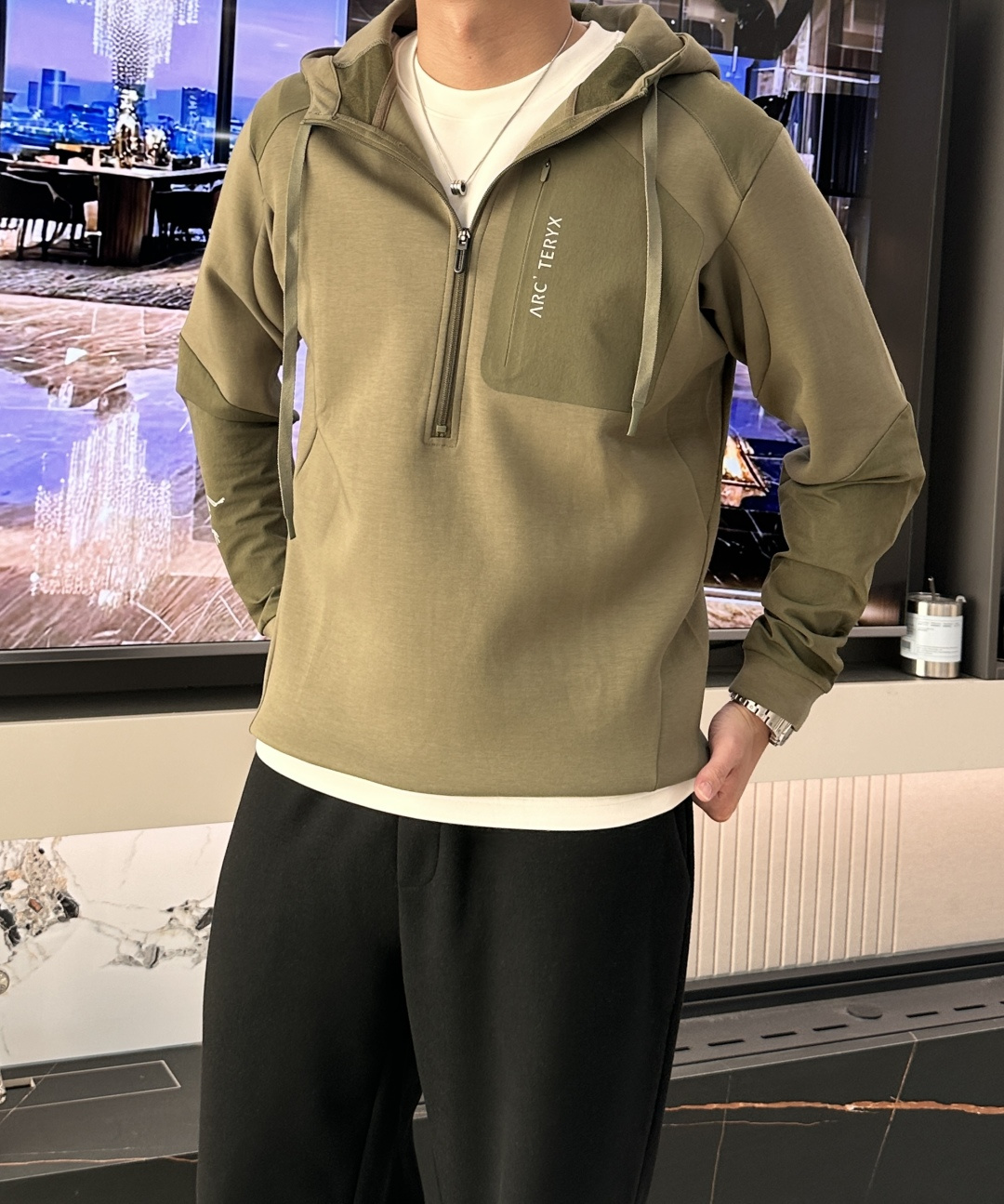 2025秋冬系列上新✨始祖鸟 棉质连帽卫衣此款卫衣衫选用定制进口空气层针织棉布制成，该面料手感轻薄细腻软