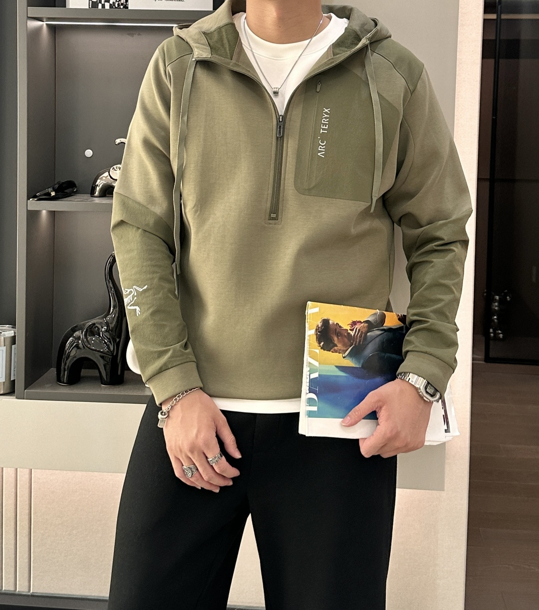 2025秋冬系列上新✨始祖鸟 棉质连帽卫衣此款卫衣衫选用定制进口空气层针织棉布制成，该面料手感轻薄细腻软