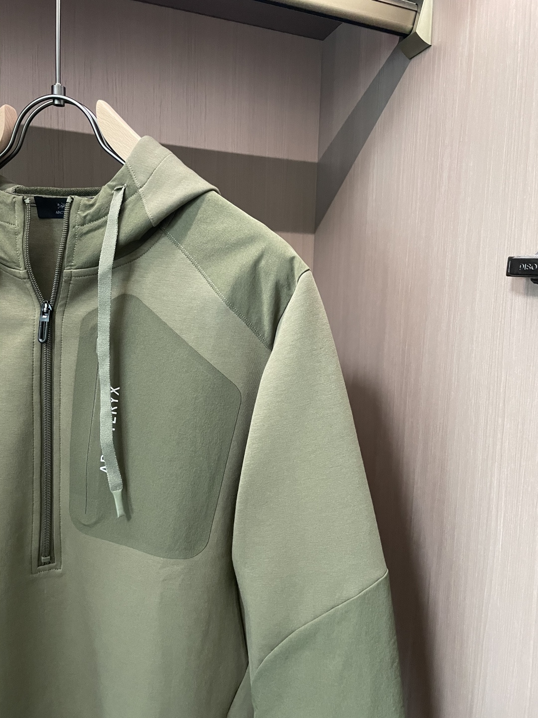 2025秋冬系列上新✨始祖鸟 棉质连帽卫衣此款卫衣衫选用定制进口空气层针织棉布制成，该面料手感轻薄细腻软