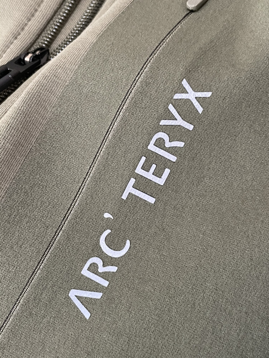 2025秋冬系列上新✨始祖鸟 棉质连帽卫衣此款卫衣衫选用定制进口空气层针织棉布制成，该面料手感轻薄细腻软