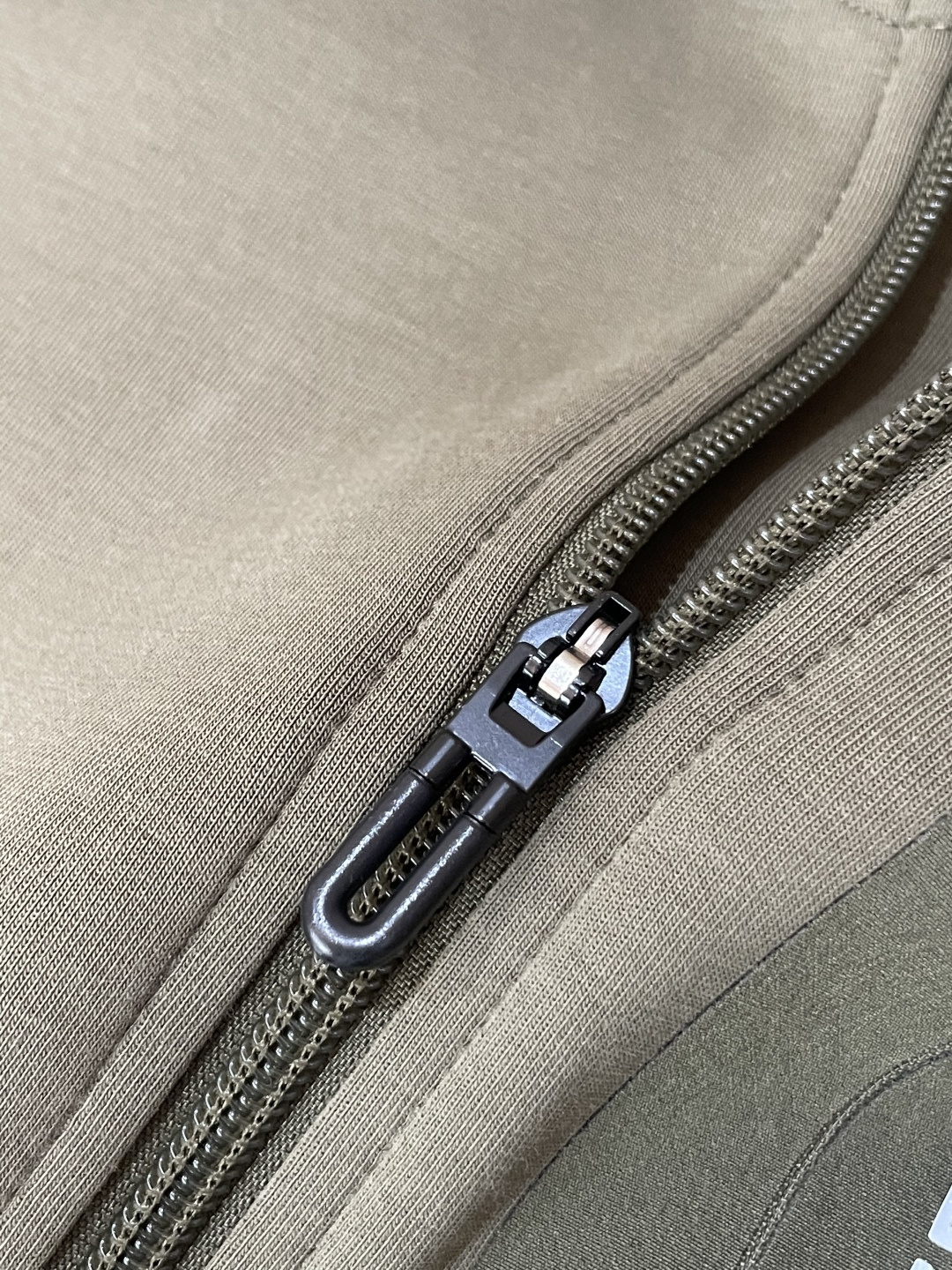 2025秋冬系列上新✨始祖鸟 棉质连帽卫衣此款卫衣衫选用定制进口空气层针织棉布制成，该面料手感轻薄细腻软