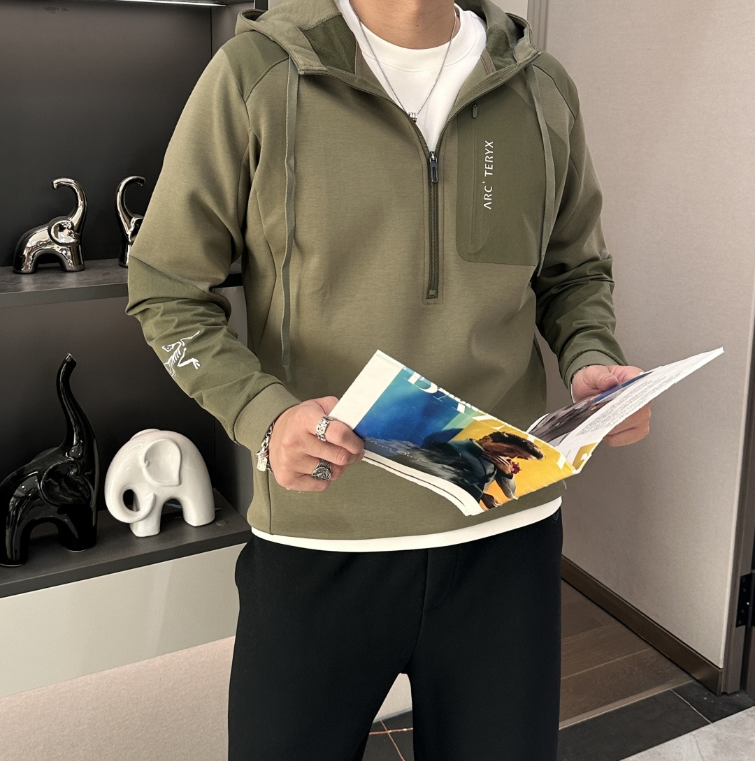 2025秋冬系列上新✨始祖鸟 棉质连帽卫衣此款卫衣衫选用定制进口空气层针织棉布制成，该面料手感轻薄细腻软